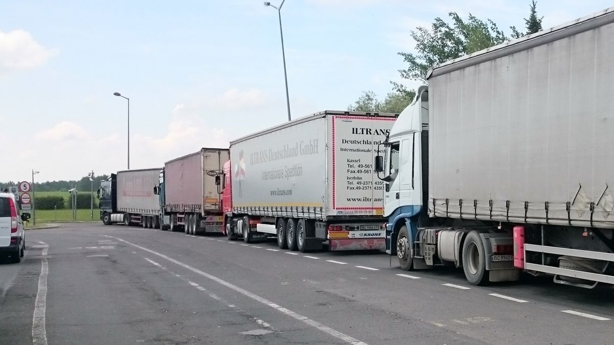 W sierpniu policjanci szczególnie wnikliwie kontrolowali tiry, co nie spodobało się kierowcom