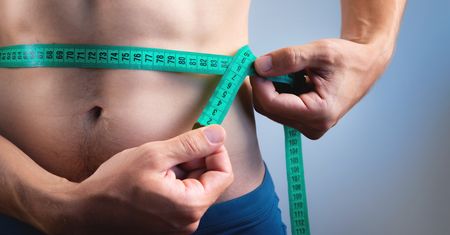 Schudł 7 kg w 12 dni. Lekarz ujawnia, jak naprawdę wygląda jego dieta