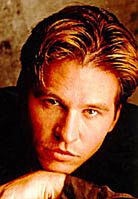 Val Kilmer siedzi w pudle