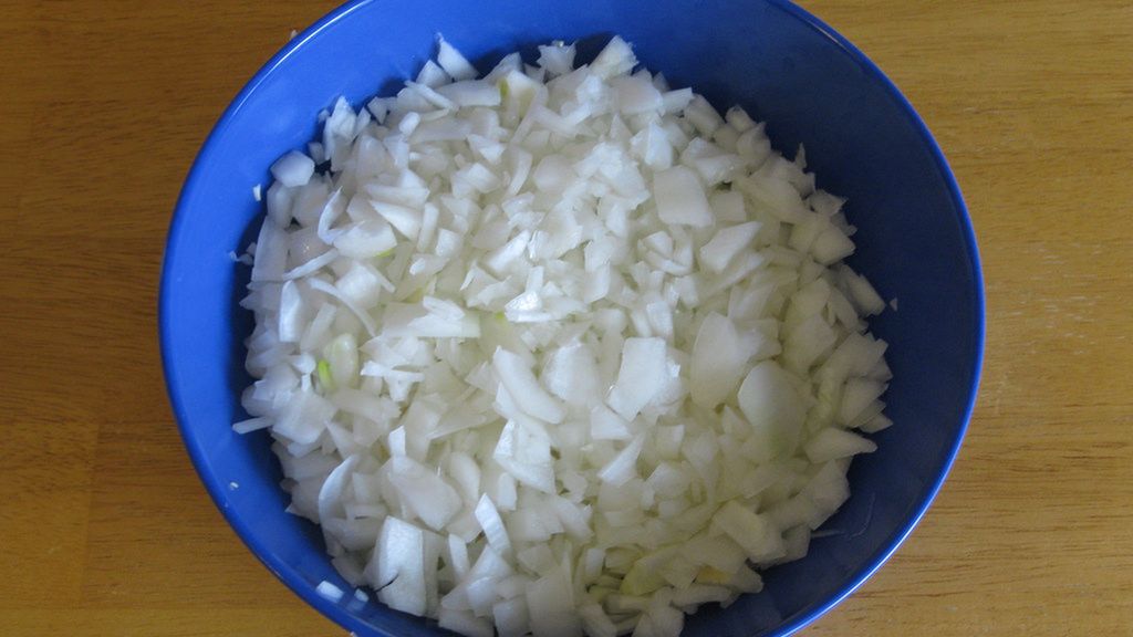 Gotowana mrożona krojona cebula z dodatkiem soli, odsączona
