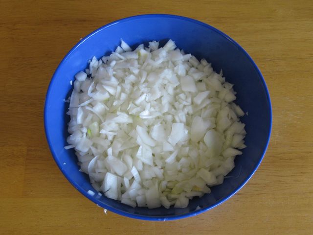 Gotowana mrożona krojona cebula z dodatkiem soli, odsączona