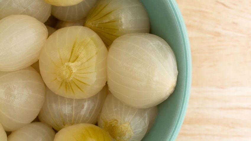 Gotowana mrożona w całości cebula z dodatkiem soli, odsączona