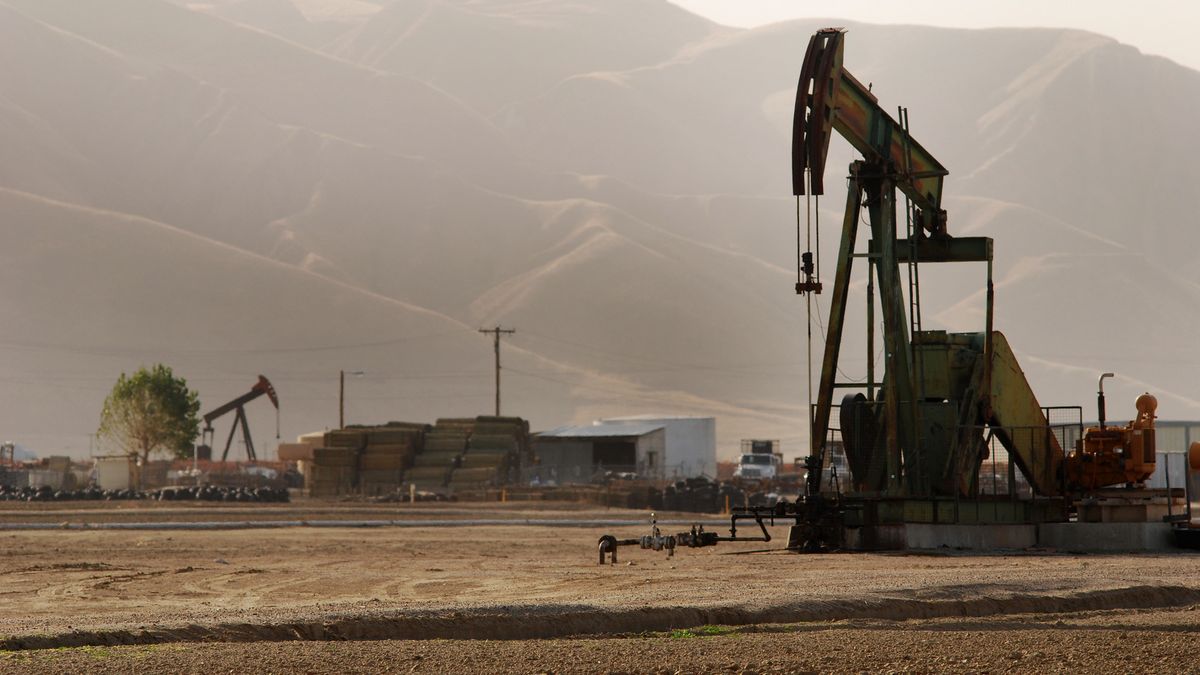 Spadają zapasy ropy. To podnosi ceny surowca.