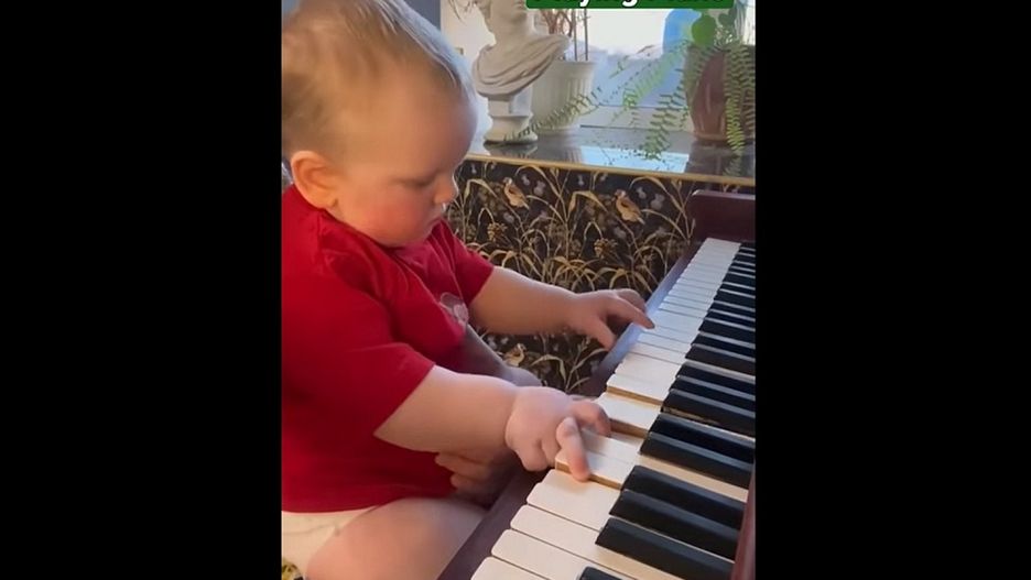Ma 1,5 roku. Gra na pianinie jak zawodowiec