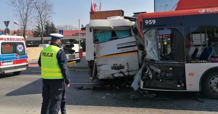 Rzeszów. Zderzenie dwóch autobusów. Ponad 20 osób rannych
