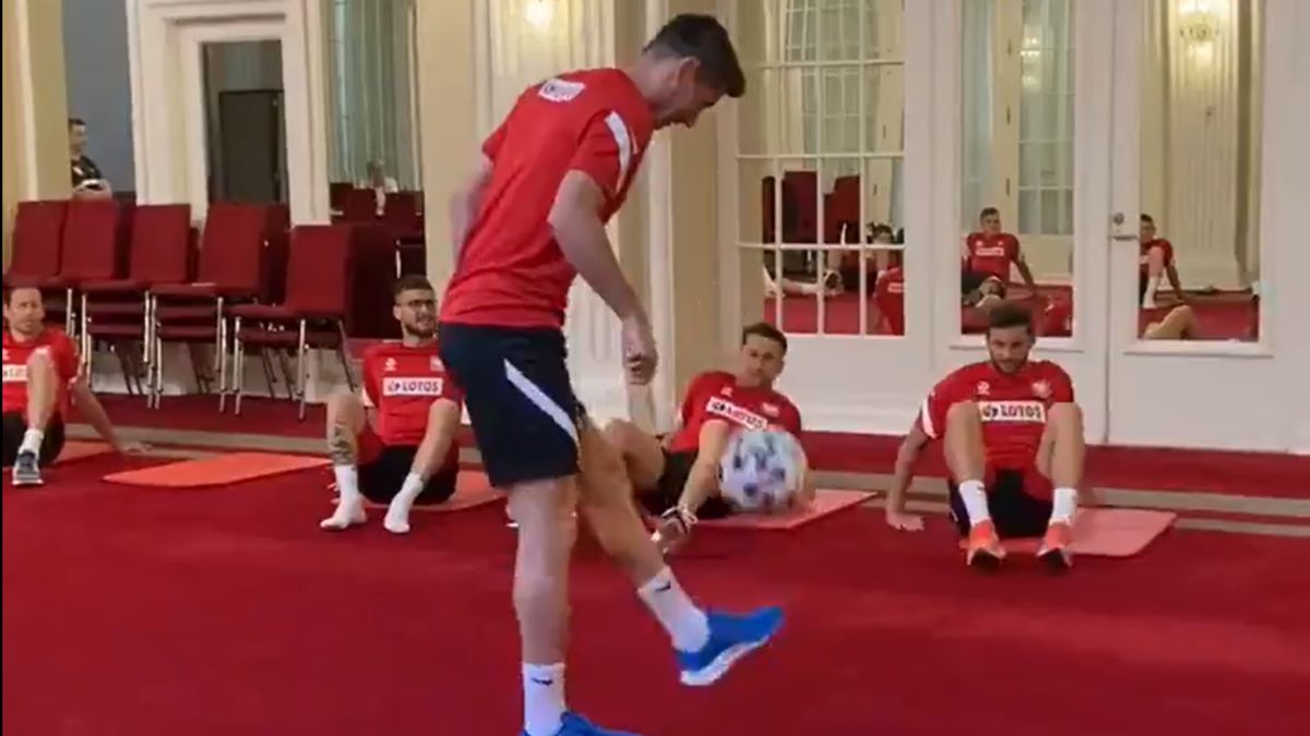 Robert Lewandowski żongluje piłka