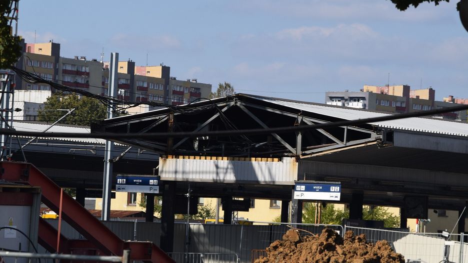 Kolejny fragment dworca w Częstochowie zniknął. Trwa przebudowa całego kompleksu. &#34;To efekt głupoty urzędników&#34;