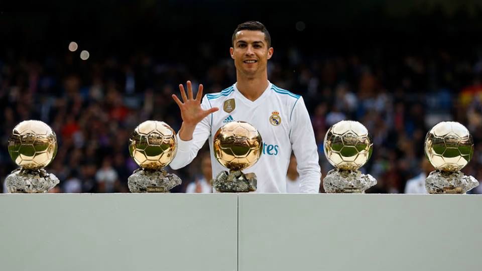 Zdjęcie okładkowe artykułu: Getty Images / Gonzalo Arroyo Moreno / Na zdjęciu: Cristiano Ronaldo i nagrody: Złote Piłki
