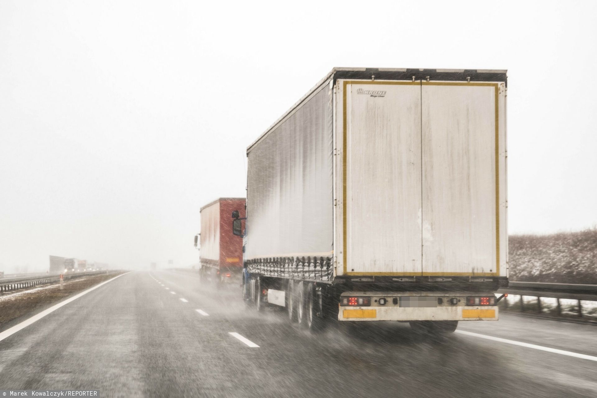 Tragiczna interwencja. Kierowca ciężarówki nie żyje, policjant ranny