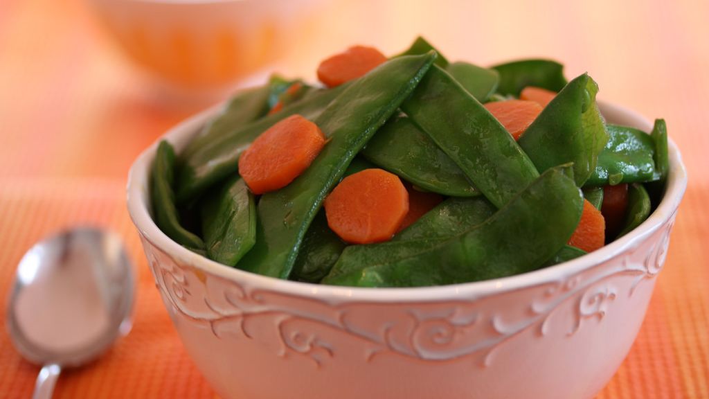 Zielony groszek w jadalnych strąkach gotowany z dodatkiem soli, odsączony