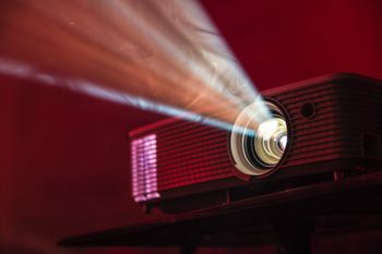 Popularne projektory laserowe do 5 tys. zł. Dlaczego warto je wybrać?