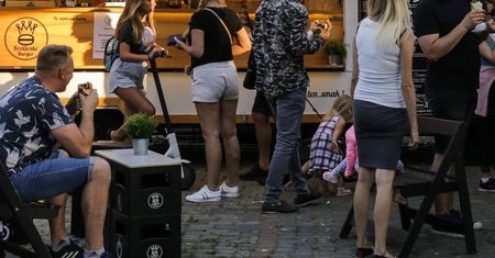 Koronawirus w Polsce. Padł rekord nowych zachorowań. "Dobrze się bawiliśmy w weekend"