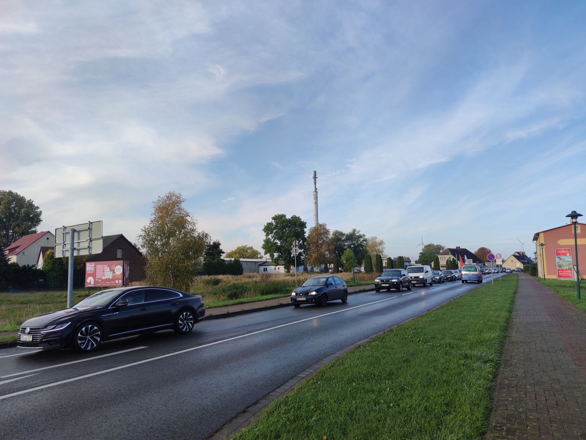 Droga z niemieckiego Löcknitz w kierunku polskiej granicy. Zwykle jest niemal pusta, dziś ruch był wyjątkowo duży