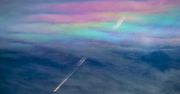 Fotograf uwiecznił smugę tęczy zostawioną przez samolot