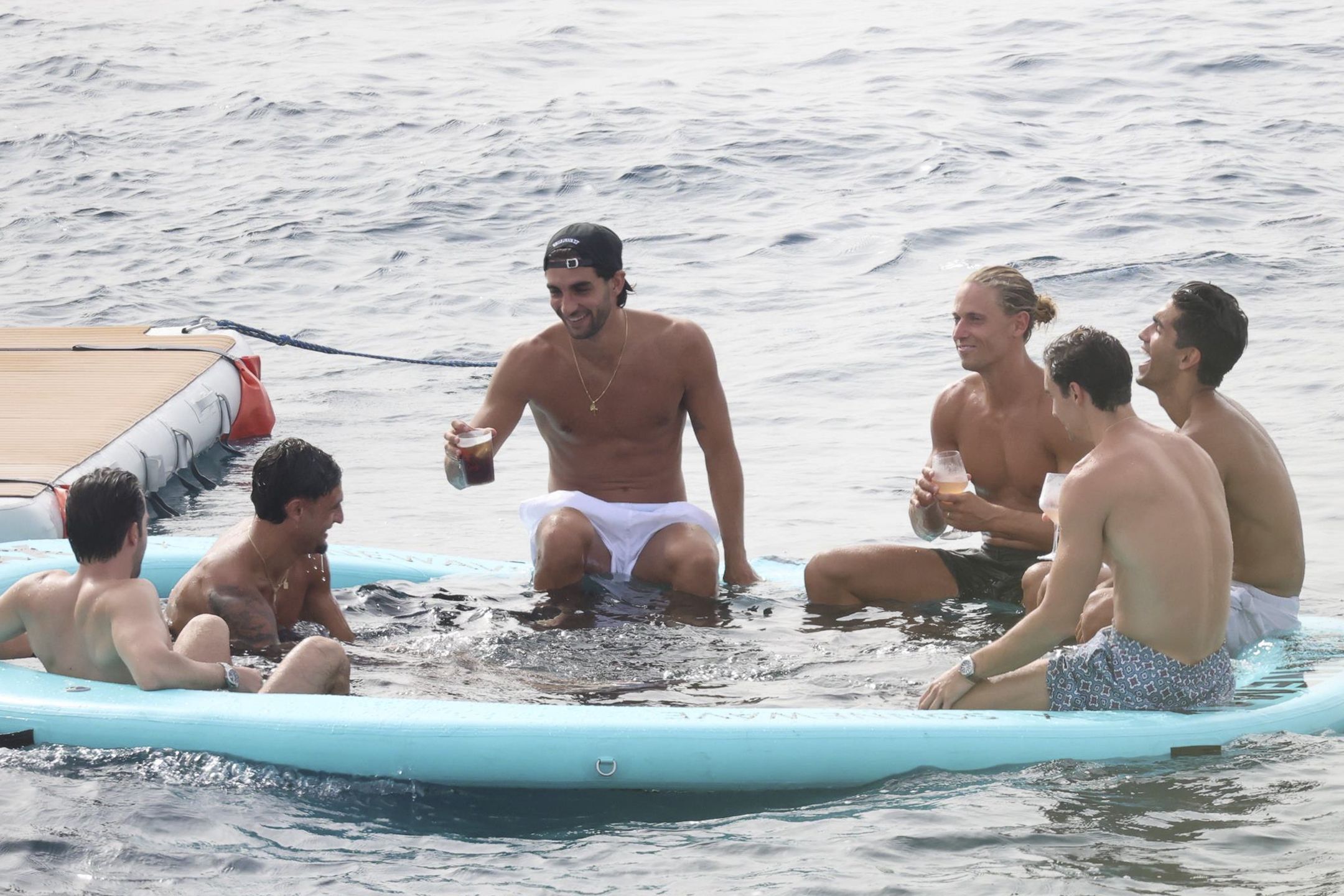Ferran Torres i Marcos Llorente celebrują z kolegami zwycięstwo 