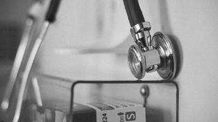 Poznań: Neurolog zatrzymany za łapówki od przestępców i ratowanie ich przed więzieniem. Został zatrzymany