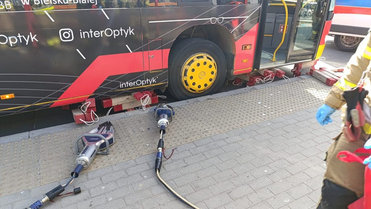 Chwile grozy w Bielsku-Białej. Ręka zakleszczyła się w nadkolu autobusu