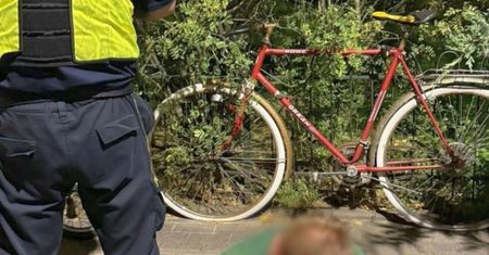 Warszawa: Biegł z nożem i rzucił się na mężczyznę. Strażnicy miejscy obezwładnili napastnika