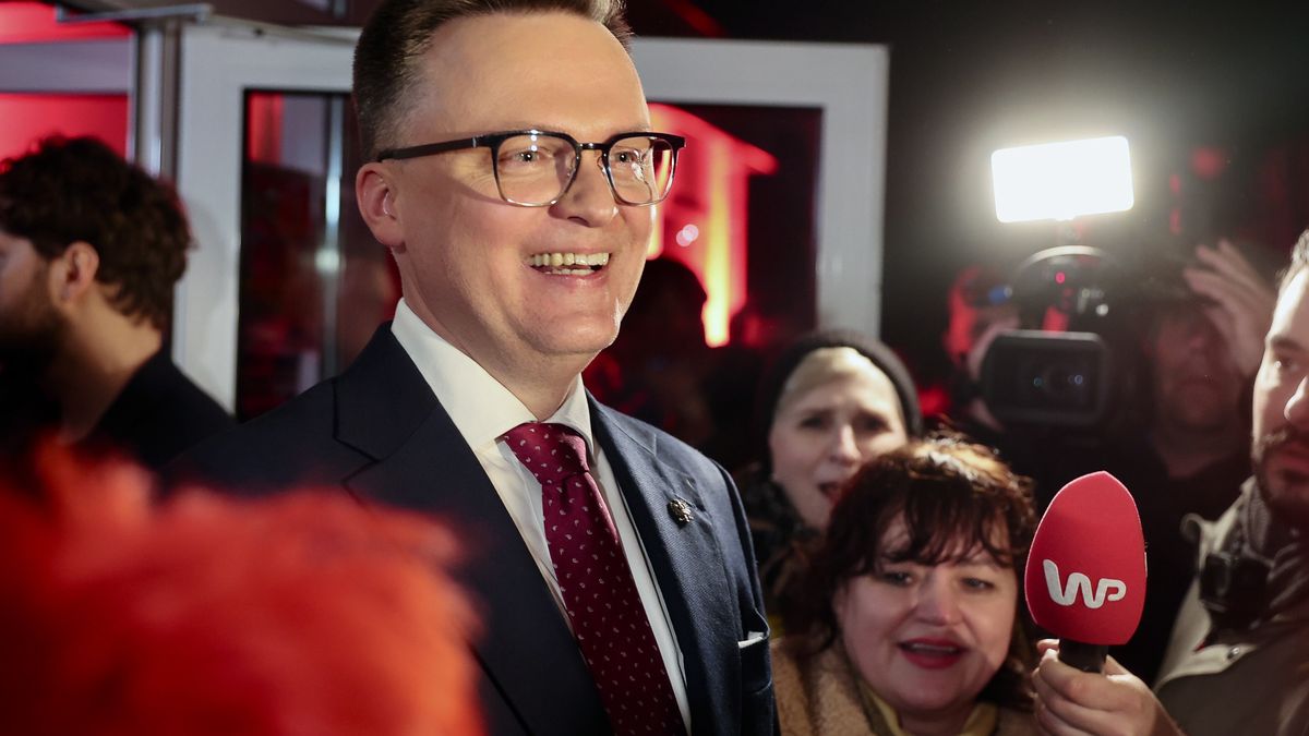 Końskie, 11.04.2025. Wybory Prezydenta RP 2025 - kampania. Kandydat Trzeciej Drogi, marszałek Sejmu Szymon Hołownia po debacie prezydenckiej w Końskich, 11 bm. (ad) PAP/Adam Kumorowicz