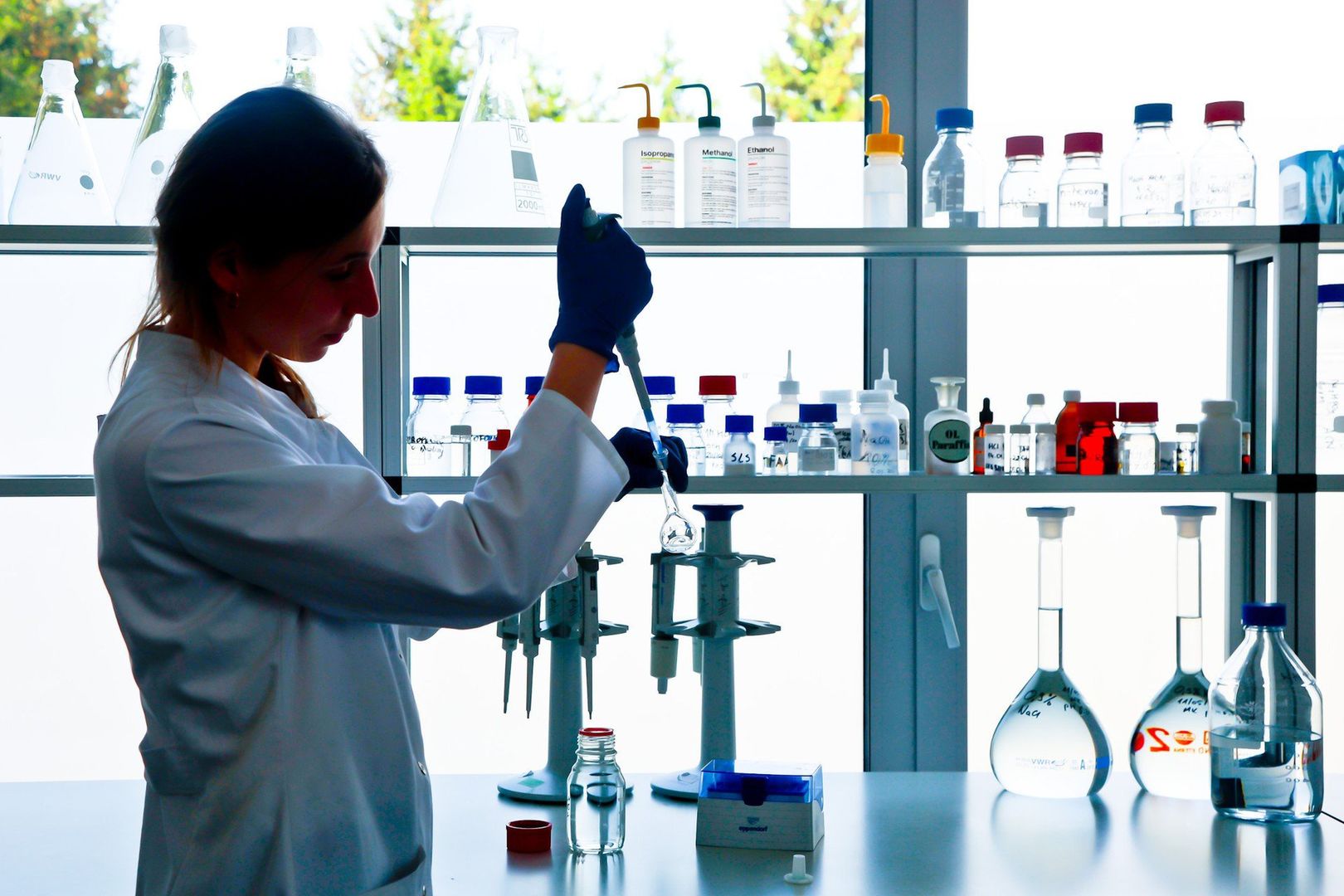4. Niedoczynność tarczycyZaburzenia pracy tarczycy, zwłaszcza niedoczynność, mogą powodować wzrost cholesterolu całkowitego i LDL. Jeśli masz objawy jak zmęczenie, przyrost masy ciała, sucha skóra – zbadaj poziom hormonów tarczycy.