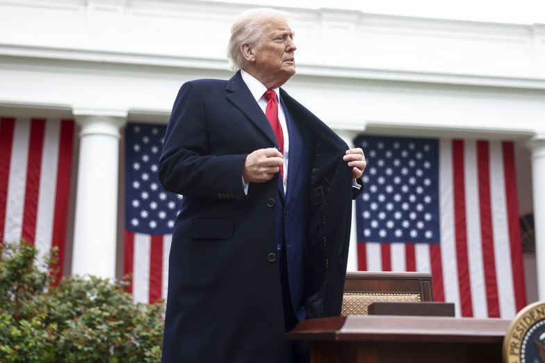 US President Trump unveils new tariffs on so-called Liberation Dayepa12006128 US President Donald Trump before signing an executive order implementing new reciprocal tariffs against US trading partners in the Rose Garden of the White House in Washington, DC, USA, 02 April 2025. Trump has branded the day 'Liberation Day', though most economists expect US consumers to foot the costs.  EPA/JIM LO SCALZO / POOL Dostawca: PAP/EPA.JIM LO SCALZO / POOLflag, trade, politics, outside