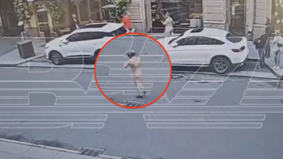 Dziwna scena na ulicach Petersburga. Nagi mężczyzna wybiegł bez ubrania, ale miał ze sobą kartkę z ukraińskim herbem i z napisem "Wolność dla Kurska"