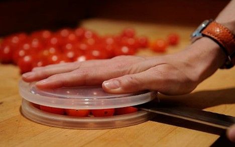 Pomidorki koktajlowe przekroisz szybko, gdy wyłożysz je na talerz, przykryjesz drugim, dociśniesz od góry ręką i wkładając nóż do środka, wszystkie je przetniesz. Pamiętaj, aby nóż był ostry.