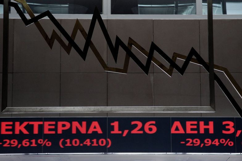 Gigantyczne spadki na giełdzie w Atenach. Akcje tracą po 30 procent