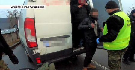 Uciekał busem przed patrolem i uderzył w radiowóz. Przewoził 23 cudzoziemców