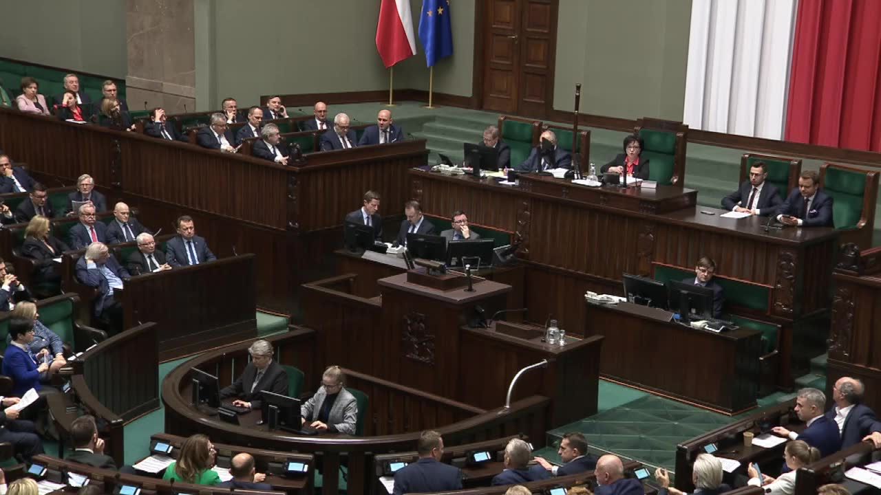 “Ruski agent”. Awantura w Sejmie. Opozycja zerwała kworum przy głosowaniu poprawki Macierewicza