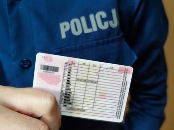 Chciał zdać na prawo jazdy za młodszego kolegę. Egzaminator spojrzał na zdjęcie i wezwał policję