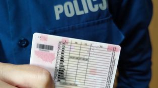 Chciał zdać na prawo jazdy za młodszego kolegę. Egzaminator spojrzał na zdjęcie i wezwał policję