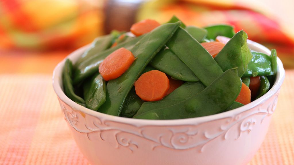 Gotowany mrożony zielony groszek w jadalnych strąkach z dodatkiem soli, odsączony