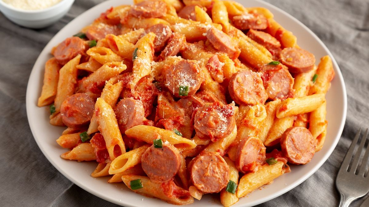 Makaron z parówkami w sosie pomidorowym