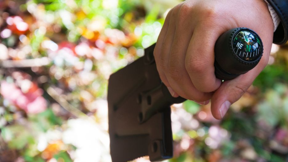 saperka siekiera kompas survival