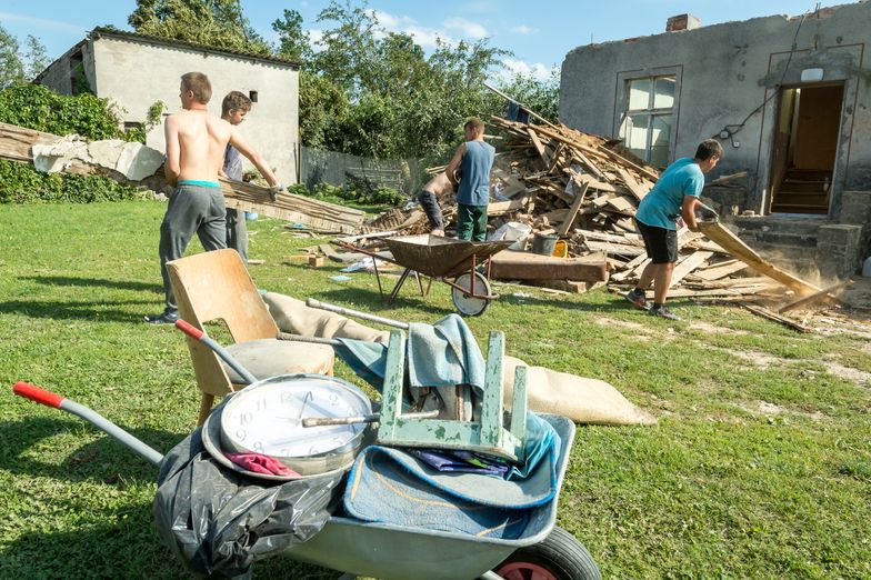 W wyniku nawałnic ucierpiały m.in. szkoły, dlatego część dzieci rozpocznie rok szkolny z opóźnieniem