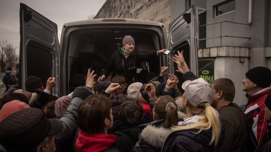 Życie w Chersoniu po wyzwoleniu spod rosyjskiej okupacji. Mieszkańcy usiłują zorganizować sobie życie na nowo, ale władze apelują o ewakuację