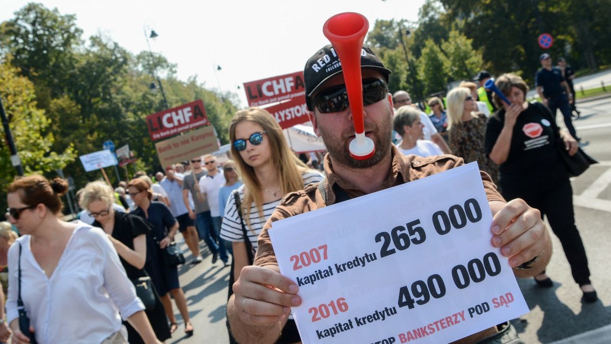 Demonstracja Zero Haraczu przed BelwederemFot. Mariusz Gaczynski / East News Warszawa, przed Belwederem, 10.09.2016 Demonstracja pod haslem "Zero Haraczu" przed Belwederem. Uczestnicy protestuja w zwiazku z polityka kredytowa bankow i domagaja sie uregulowan prawnych.MARIUSZ GACZYNSKI