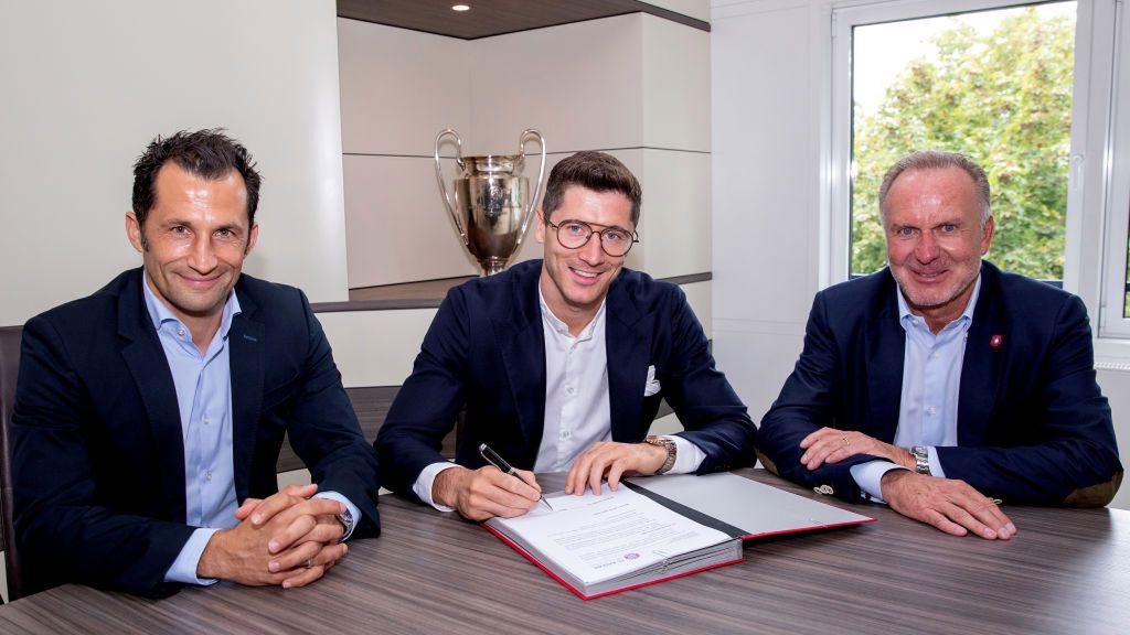 Getty Images /  M. Donato/FC Bayern / Na zdjęciu od lewej: Hasan Salihamidzic, Robert Lewandowski i Karl-Heinz Rummenigge 