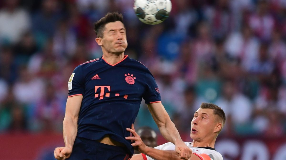 PAP/EPA / CLEMENS BILAN / Na zdjęciu od lewej: Robert Lewandowski i Willi Orban