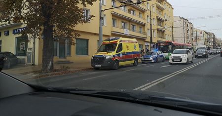 Kierowca autobusu gwałtownie zahamował, pasażerka przewróciła się i uderzyła o poręcz