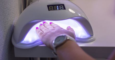 Zrezygnuj z hybryd. Japonki od lat lansują "naked nails". Naturalne paznokcie hitem 2025 roku