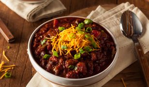 Chilli z papryką i fasolą. Smaczne i rozgrzewające danie 