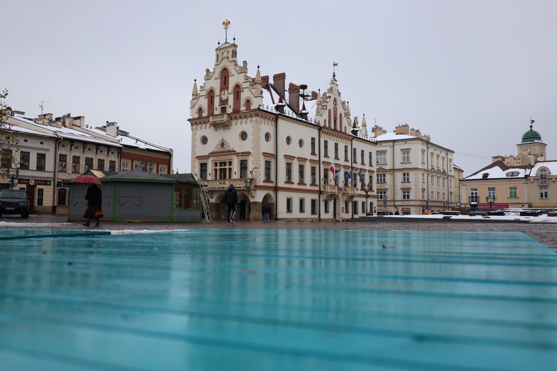 Trwa montaż świątecznego miasteczka na Rynku w Rzeszowie.
