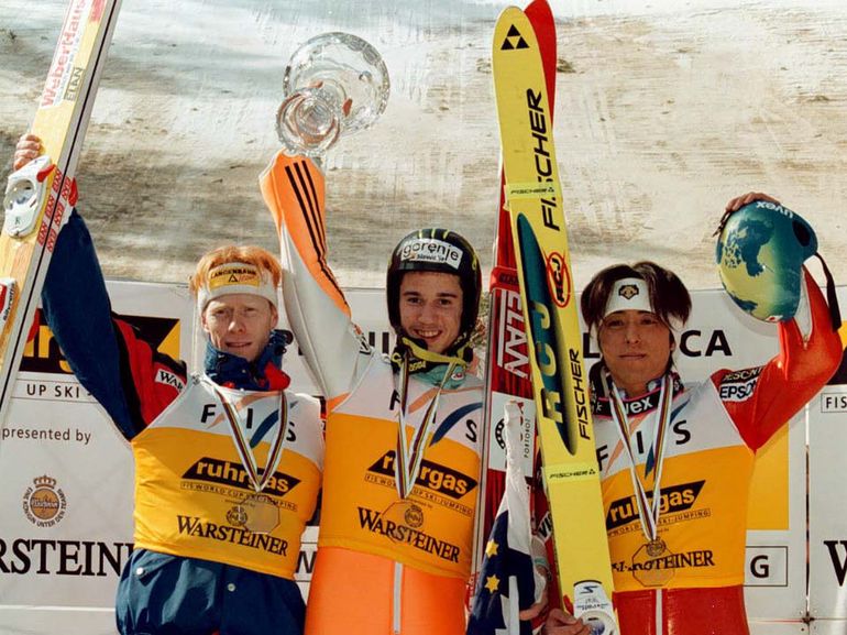 Choć Primoż Peterka z mistrzostw świata w 1997 roku nie przywiózł medalu, ostatecznie zdobył Kryształową Kulę za sezon 1996/97. Na zdjęciu wraz z innymi najlepszymi skoczkami cyklu: drugim Dietherem Thomą (po lewej) i trzecim Kazuyoshim Funakim (po prawej)