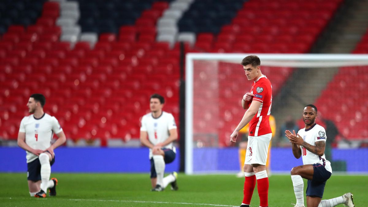 Klęczący piłkarze reprezentacji Anglii i Krzysztof Piątek wskazujący na napis "respect"