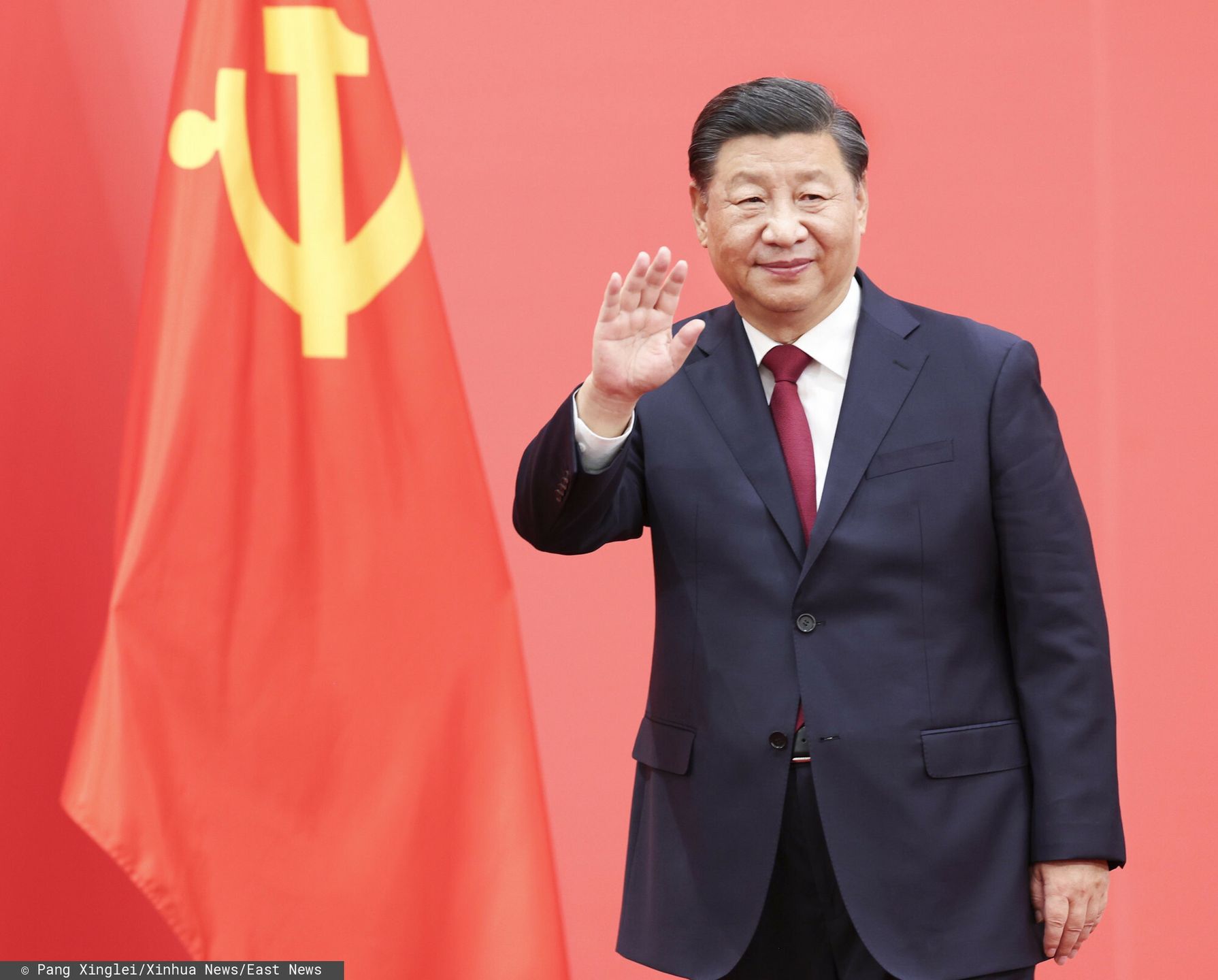 20. kongres Komunistycznej Partii Chin
(221024) -- BEIJING, Oct. 24, 2022 (Xinhua) -- Xi Jinping, general secretary of the Communist Party of China (CPC) Central Committee, waves to journalists at the Great Hall of the People in Beijing, capital of China, Oct. 23, 2022. Xi Jinping and the other newly elected members of the Standing Committee of the Political Bureau of the 20th CPC Central Committee Li Qiang, Zhao Leji, Wang Huning, Cai Qi, Ding Xuexiang and Li Xi met the press on Oct. 23, 2022. 
   TO GO WITH "Profile: Xi Jinping leads China on new journey" (Xinhua/Pang Xinglei)
Pang Xinglei