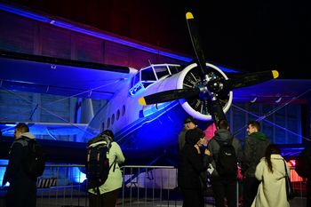 Warszawa: Wyjątkowa noc w Instytucie Lotnictwa już za nami. Pokazy sprzętu, eksperymenty, rozmowy z pilotami.