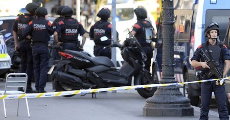 Zamach w Barcelonie uderzył w giełdy. Akcje linii lotniczych mocno w dół