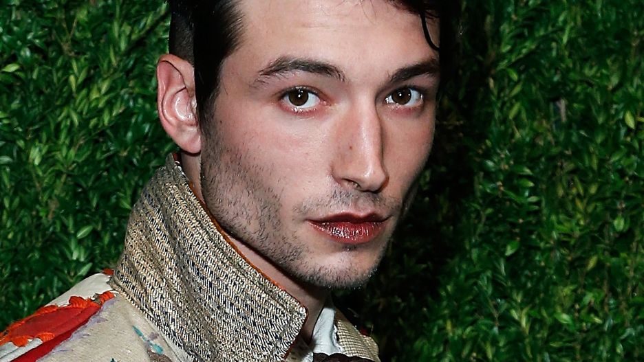 Ezra Miller ma na koncie włamanie i napaści